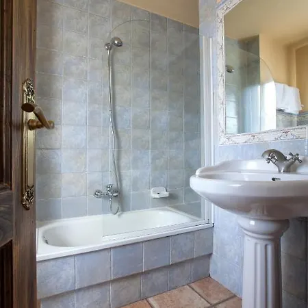 Casa Hijos Dalgo מלון 3*